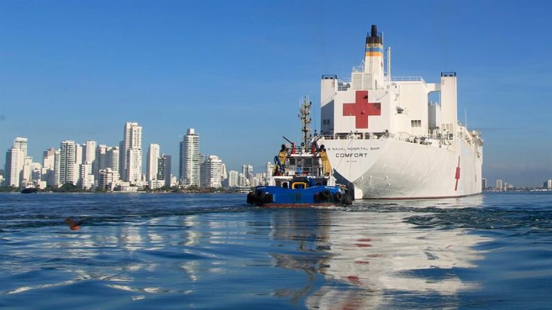 Fotografía del buque hospital USNS Comfort de la Armada de Estados Unidos que llegó escoltado por unidades de guardacostas colombianas el 11 de noviembre de 2022 al puerto de Cartagena de Indias (Colombia). EFE/Ricardo Maldonado Rozo