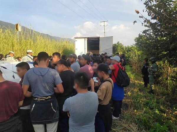 Personal de la Guardia Nacional y del Ejercito Mexicano junto a migrantes rescatados de un camión en una carretera de Chiapa de Corzo, Chiapas (México), el 9 de noviembre de 2022. EFE/INM 