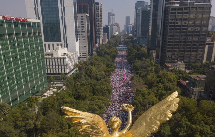 Fotografía tomada desde un drone donde se observa a miles de personas marchando este domingo por la reconocida avenida Paseo de la Reforma, en la Ciudad de México, México, 13 de noviembre de 2022. EFE/ Isaac Esquivel
