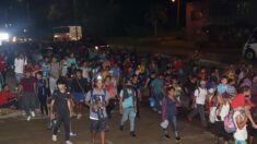 Migrantes agreden a agentes y vandalizan furgoneta en sureste de México