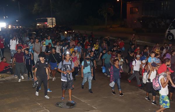 Migrantes de origen centroamericano caminan en caravana, en la ciudad de Tapachula, estado de Chiapas (México), el 10 de noviembre de 2022. EFE/Juan Manuel Blanco