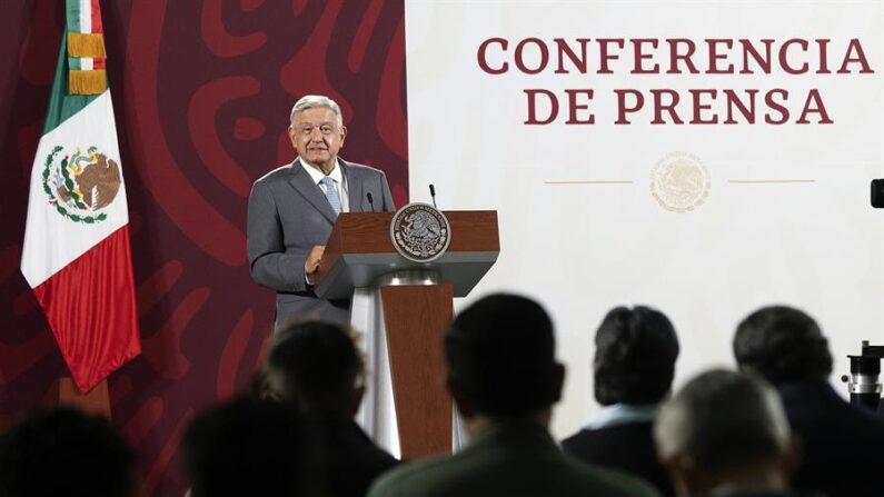 El mandatario de México, Andrés Manuel López Obrador, mientras ofrece una rueda de prensa matutina en el Palacio Nacional de Ciudad de México (México). EFE/ Presidencia De México
