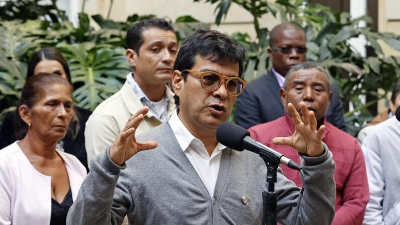 El comisionado de Paz, Danilo Rueda, habla durante una rueda de prensa en la Casa de Nariño en Bogotá (Colombia). Imagen de archivo. EFE/Mauricio Dueñas Castañeda