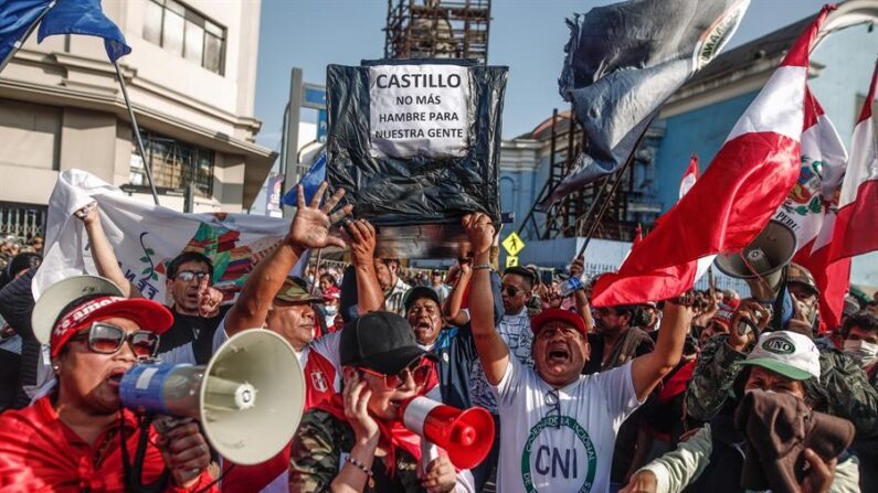 Personas marchan en contra del presidente de Perú, Pedro Castillo, en Lima (Perú). EFE/ Aldair Mejía