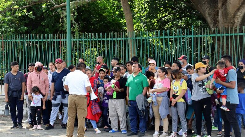 Migrantes centroamericanos se preparan para salir en caravana hacia la frontera norte, el 28 de noviembre de 2022, en Tapachula (México). EFE/ Juan Manuel Blanco