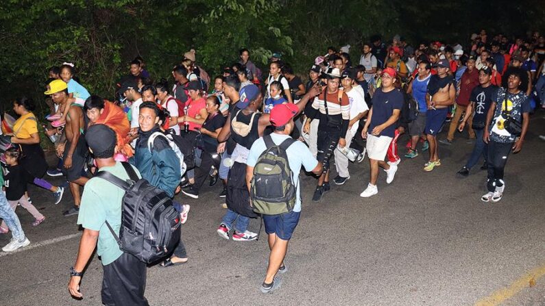 Migrantes caminan en caravana hacia la frontera con Estados Unidos, el 2 de noviembre de 2022, en Tapachula (México). EFE/Juan Manuel Blanco