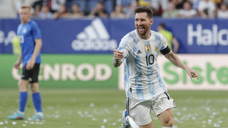 El delantero de la selección argentina de fútbol Lionel Messi celebra un gol, en una fotografía de archivo. EFE/ Villar López