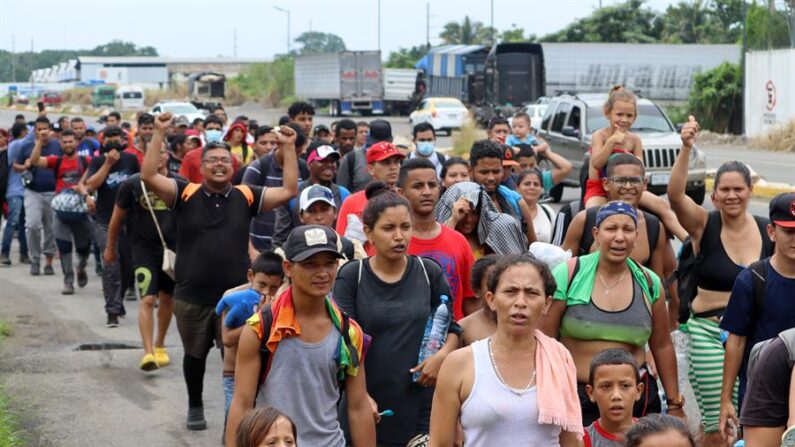 Un grupo de migrantes, la mayoría centroamericanos, avanza en una gran caravana en el estado de Chiapas (México), en una fotografía de archivo. EFE/Juan Manuel Blanco