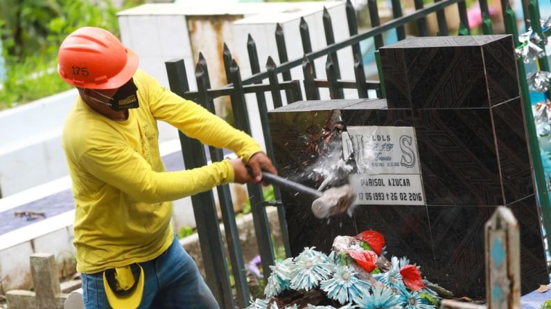 Un operario destruye la placa en una lápida que identifica al difunto como miembro de la Mara Salvatrucha en el cementerio de Santa Tecla, El Salvador, el 1 de noviembre de 2022.
(Cortesía del Gobierno de El Salvador/VOA)