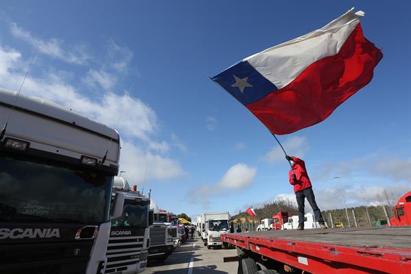 Fotografía de archivo de un paro de camioneros en Chile. EFE/Elvis González
