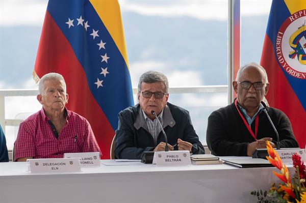 (i-d) Aureliano Carbonell, Pablo Beltrán y Carlos Martínez participan en el diálogo de Paz entre el Gobierno de Colombia y el ELN, en el Hotel Humboldt, ubicado en el parque nacional Waraira Repano (Ávila), en Caracas (Venezuela), el 21 de noviembre de 2022. EFE/Rayner Peña R.
