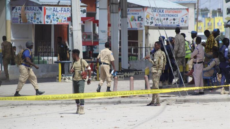 Imagen del atentado de agosto de 2022 en el hotel Hayat de Mogadiscio, reivindicado por Al Shabab y que causó 21 muertos. EFE/EPA/Said Yusuf Warsame 