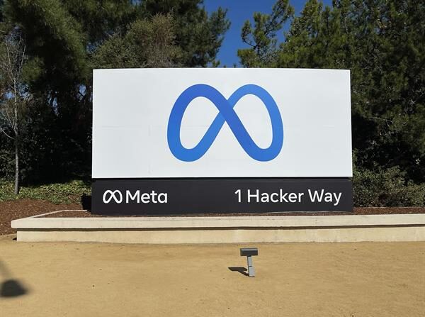 Cartel con el logotipo de Meta frente a la sede de la matriz de Facebook, en Menlo Park, California, el 29 de octubre de 2021. (EFE/EPA/John G. Mabanglo)
