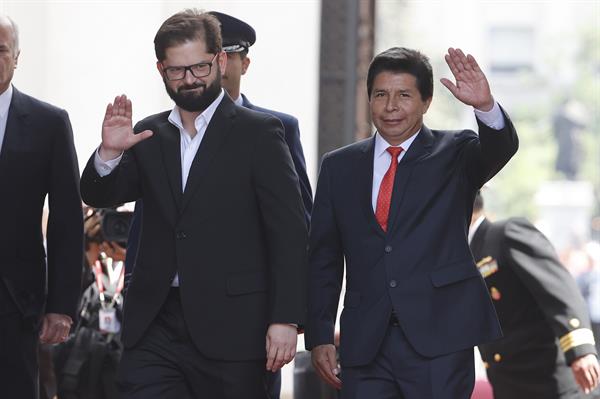 El presidente de Chile, Gabriel Boric (i), recibe en el palacio presidencial de La Moneda, en Santiago (Chile), a su homólogo peruano, Pedro Castillo (d), el 29 de noviembre de 2022. EFE/ Elvis González
