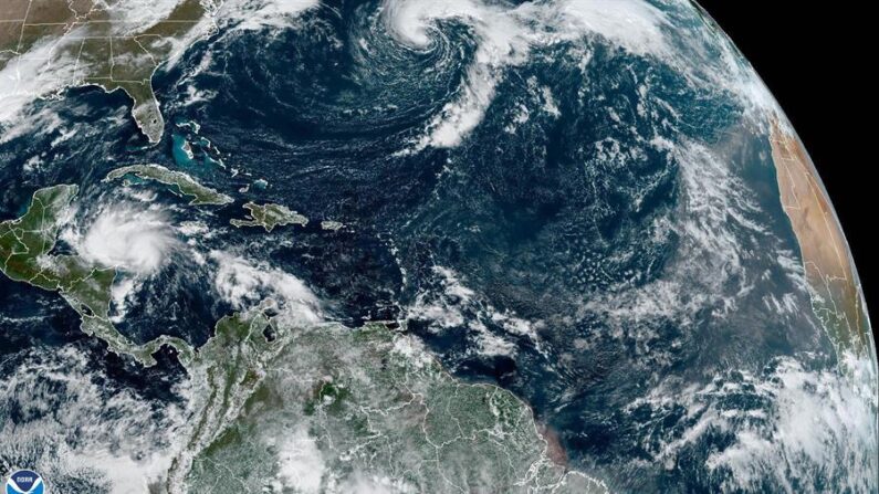 Fotografía satelital cedida este martes, 1 de noviembre, por la Oficina Nacional de Administración Oceánica y Atmosférica (NOAA), a través del Centro Nacional de Huracanes (NHC), donde se registró la localización de las tormentas tropicales Martin (c arriba) y Lisa (i) en el Atlántico. EFE/NOAA-NHC