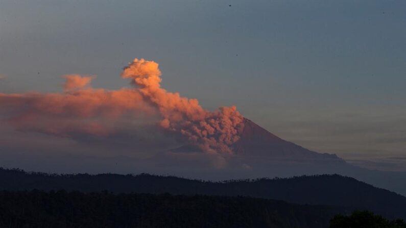 Fotografía de archivo en la que se registró una vista general de una fumarola expelida por el volcán Sangay, en la provincia ecuatoriana de Morona Santiago. EFE/José Jácome