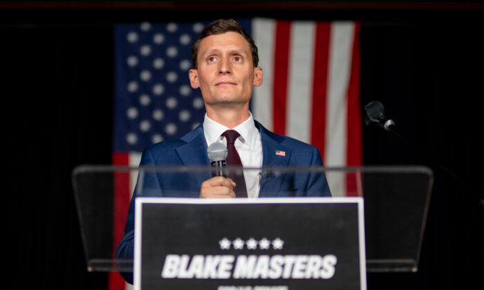 El candidato republicano al Senado de los Estados Unidos, Blake Masters, habla durante su fiesta electoral en Chandler, Arizona, el 2 de agosto de 2022. (Brandon Bell/Getty Images)