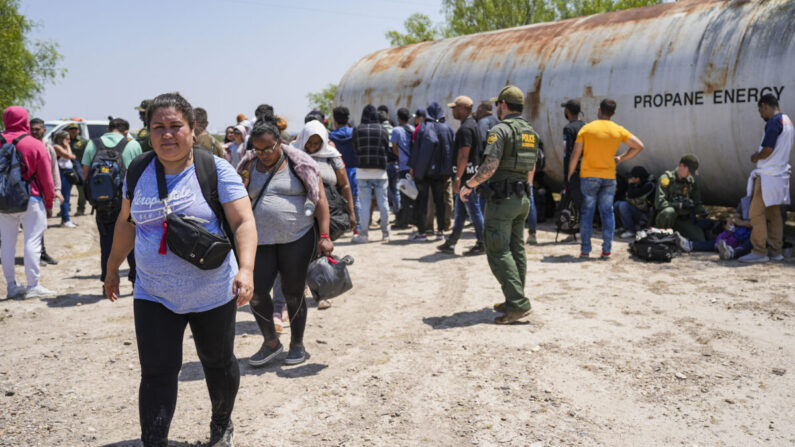 Un agente de la Patrulla Fronteriza organiza un gran grupo de inmigrantes ilegales cerca de Eagle Pass, Texas, el 20 de mayo de 2022. (Charlotte Cuthbertson/The Epoch Times)
