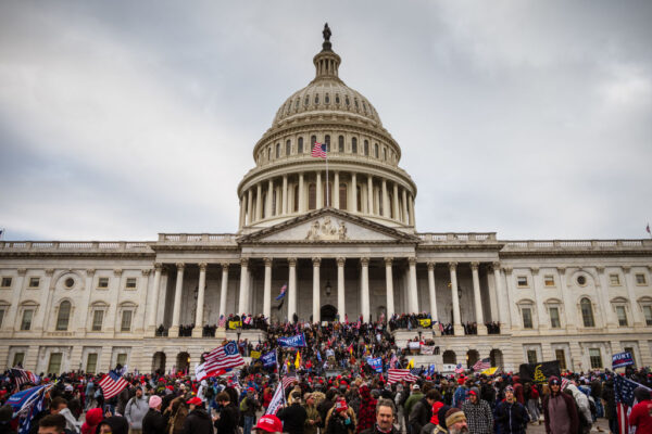 Un numeroso grupo de manifestantes se encuentra en la escalinata este del Capitolio tras irrumpir en su recinto en Washington, D.C., el 6 de enero de 2021. (Jon Cherry/Getty Images)