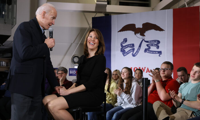 El entonces candidato a la presidencia y ahora presidente Joe Biden (izq.) es acompañado por la representante Cindy Axne (D-Iowa) durante una reunión municipal en Ankeny, Iowa, el 25 de enero de 2020. (Chip Somodevilla/Getty Images)