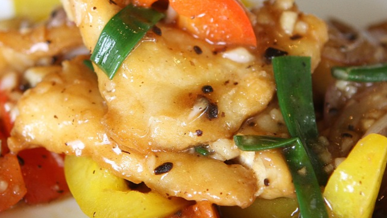Prepare este delicioso y sencillo filete de pescado al mojo de ajo. Imagen: NickyGirly/Pixabay