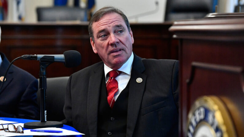 El representante de Florida Neal Dunn (R-Fla.), aquí siendo entrevistado después de una audiencia de mayo de 2018 en Washingrtion, D.C., ha ganado un cuarto mandato, derrotando a su compañero representante de Florida Al Lawson (D-Fla.). (Larry French/Getty Images para SiriusXM)
