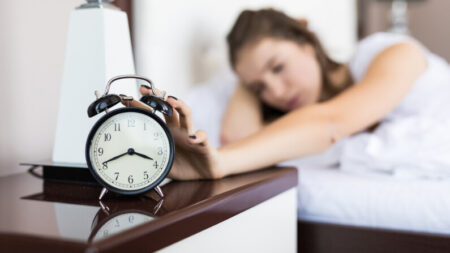 ¿Se despierta a las 3 AM? La causa podría ser su hígado