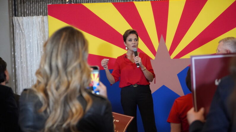 La candidata republicana a gobernadora de Arizona, Kari Lake, habla con sus partidarios en un mitin en Phoenix el 3 de noviembre de 2022. (Allan Stein/The Epoch Times)
