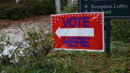 «Es mi deber cívico»: Los votantes de la costa este emitieron su voto en persona en la jornada electoral