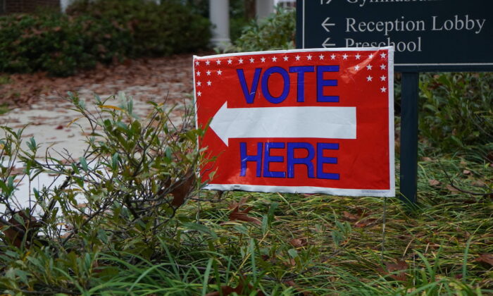 Un letrero de "Vote aquí" se ve afuera de la Iglesia Presbiteriana Trinity en Atlanta, Georgia, el 8 de noviembre de 2022. (Jackson Elliott/The Epoch Times)