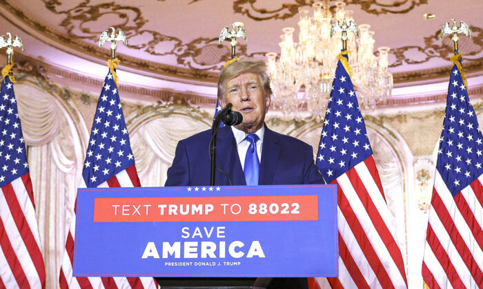 El expresidente de Estados Unidos, Donald Trump, en Mar-a-Lago, en Palm Beach, el 8 de noviembre de 2022. Trump anunció el 15 de noviembre que se postulará a las elecciones presidenciales de 2024. (Joe Raedle/Getty Images)