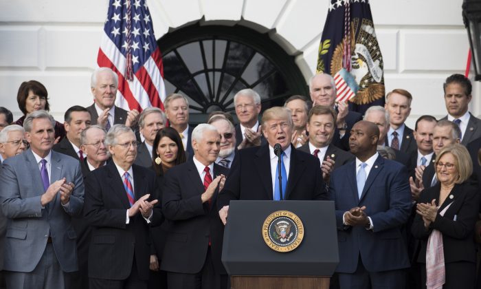 El presidente Donald Trump y los miembros del Congreso celebran la aprobación del proyecto de ley fiscal, en Washington, el 20 de diciembre de 2017. (Samira Bouaou/The Epoch Times)
