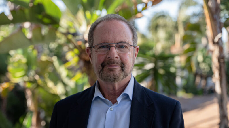 El Dr. Robert Epstein, psicólogo investigador principal del Instituto Americano de Investigación y Tecnología del Comportamiento, en California el 28 de marzo de 2022. (York Du/The Epoch Times)
