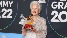 Abuela a la que le prohibieron cantar de niña gana Grammy Latino a los 95 años