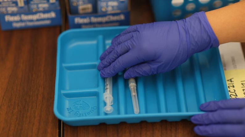 Un trabajador sanitario prepara las vacunas Moderna COVID-19 en una clínica de Florida el 20 de mayo de 2021. (Joe Raedle/Getty Images)