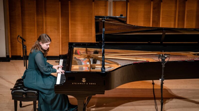 La pianista Trinity Goff, de Estados Unidos, durante la final del 6º Concurso Internacional de Piano NTD en el Kaufman Music Center de Nueva York el 1 de noviembre de 2022. (Samira Bouaou/The Epoch Times)