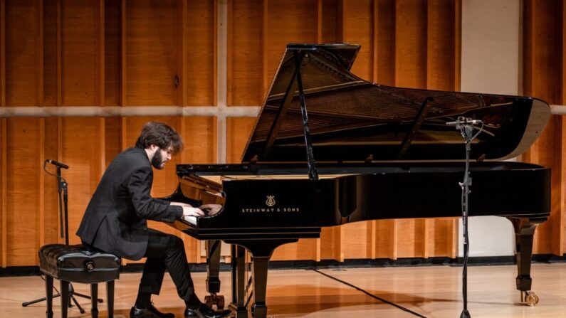 Antonii Baryshevskyi, de Ucrania, durante su interpretación en la final del 6º Concurso Internacional de Piano NTD en el Kaufman Music Center de Nueva York el 1 de noviembre de 2022. (Samira Bouaou/The Epoch Times)