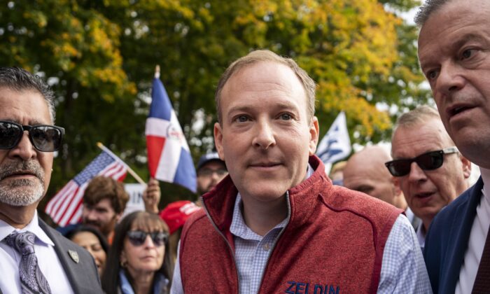 El candidato republicano a gobernador de Nueva York, el representante Lee Zeldin (R-N.Y.), aparece en el rally “Get Out the Vote” en Thornwood, Westchester NY, el 31 de octubre de 2022. (Chung I Ho/The Epoch Times)
