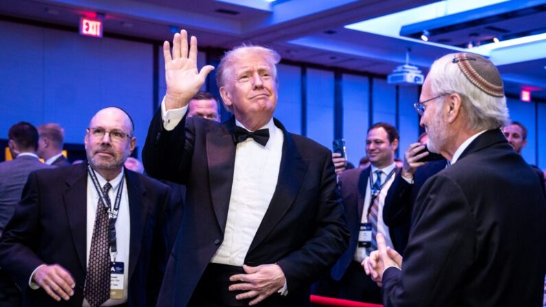El expresidente Donald Trump llega a la Gala de las Superestrellas de la Organización Sionista de América de 2022 para recibir el Medallón Theodor Herzl de la ZOA en el Muelle Sesenta de Nueva York el 13 de noviembre de 2022. (Samira Bouaou/The Epoch Times)
