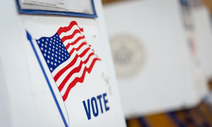 Los votantes emiten su voto en las elecciones de mitad de período, en la ciudad de Nueva York, el 8 de noviembre de 2022. (Samira Bouaou/The Epoch Times)