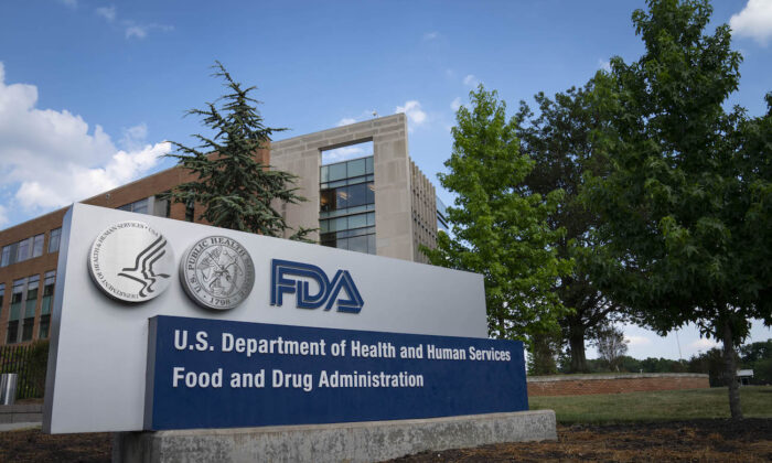 Un cartel de la Administración de Alimentos y Medicamentos de EE.UU. en la sede de White Oak, Maryland, el 20 de julio de 2020. (Sarah Silbiger/Getty Images)
