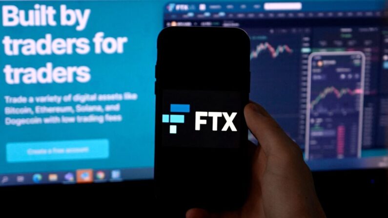 Una pantalla de un celular que muestra el logotipo de FTX, en Arlington, Virginia, el 10 de febrero de 2022. (Olivier Douliery/AFP vía Getty Images)
