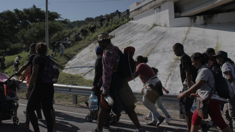 Un grupo de 14 migrantes fue detenido en la madrugada de este miércoles por las fuerzas de seguridad de Puerto Rico al intentar ingresar ilegalmente por la costa suroeste de la isla. EFE/Juan Manuel Blanco