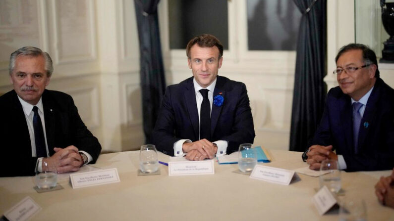 El presidente de Francia, Emmanuel Macron (C), mantiene una reunión con el presidente de Argentina, Alberto Fernández (Izq.), y el presidente de Colombia, Gustavo Petro, en el Foro de la Paz en París (Francia), el 11 de noviembre de 2022. (Christophe Ena / POOL / AFP vía Getty Images)