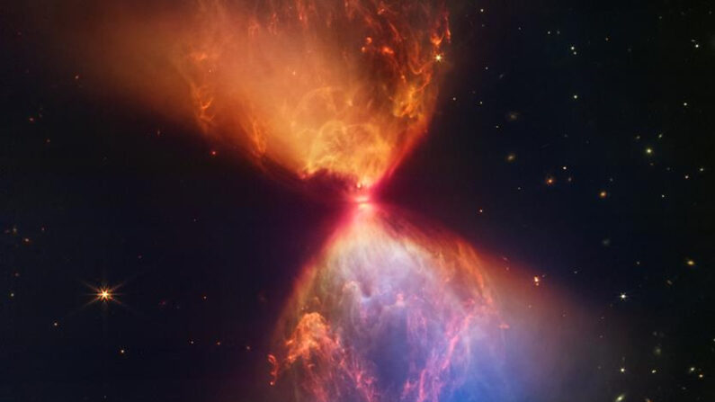 La protoestrella L1527, que se muestra en esta imagen del Telescopio Espacial James Webb, está incrustada dentro de una nube de material que alimenta su crecimiento. EFE/NASA, ESA, CSA, and STScI, J. DePasquale (STScI)