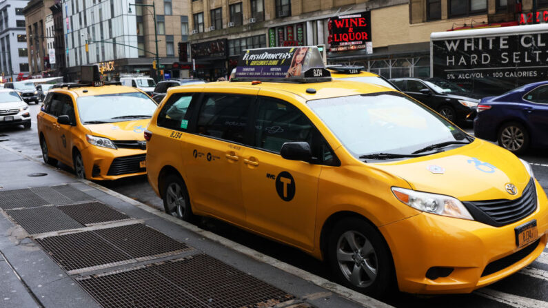 Un taxi amarillo es visto el 24 de marzo de 2022 en la ciudad de Nueva York. (Michael M. Santiago/Getty Images)