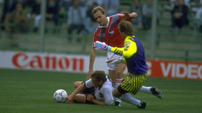 Gerhard Rodax (bajo a la izquierda) de Austria y Vladimir Weiss (c) de Checoslovaquia luchan por la posesión del balón durante el partido de la Copa del Mundo en el Estadio Comunale de Florencia, Italia, el 15 de junio de 1990. (Simon Bruty/Allsport/Getty Images)