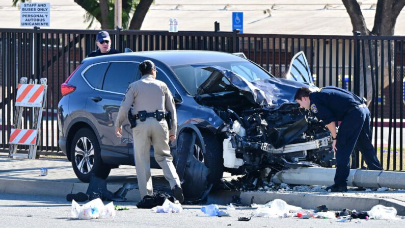 El personal de las fuerzas del orden observa de cerca la destrucción de un todoterreno implicado en herir gravemente a casi dos docenas de reclutas de la academia de formación del Departamento del Sheriff del Condado de Los Ángeles en Whittier, California, el 16 de noviembre de 2022. (Frederic J. Brown/AFP vía Getty Images)