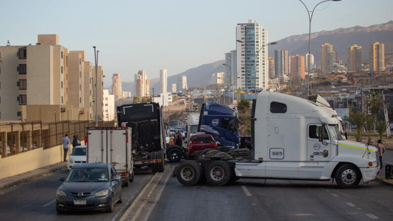 Camiones bloquean la vía durante una manifestación, en Iquique (Chile), en una fotografía de archivo. EFE/ Adriana Thomasa