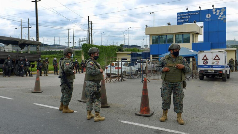 Militares acordonan el Centro de Privación de Libertad Zonal 8 durante un amotinamiento, en Guayaquil (Ecuador), en una fotografía de archivo. EFE/Marcos Pin